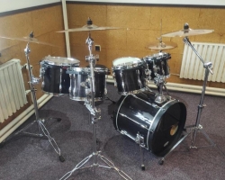 Bicí souprava TAMA s činely PAISTE