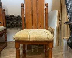 Židle z pevného materiálu